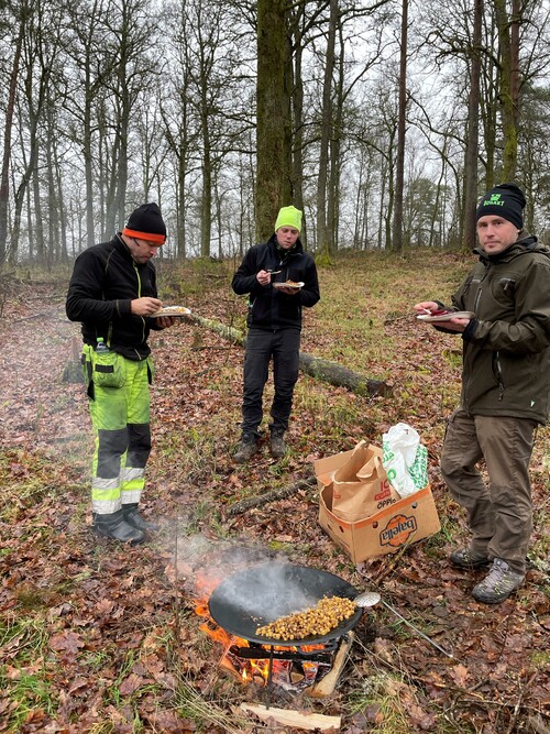 Fältlunch ihop med virkesinköparen Per Andersson, Skördarföraren Magnus Erlandsson och skotarföraren Simon Gustavsson.
