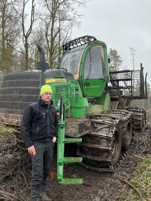 I månadsskiftet september, oktober anlände en John Deere 1210G och det var startskottet för att driva eget företag på heltid.