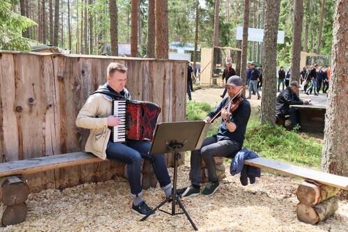 Spelar dragspel och fiol