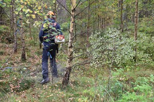Skolbarnen fick lära sig om röjning av Sydvedarna Daniel Marinder och Rickard Andertun.