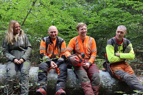 Från vänster Malin Björkljung och skogsarbetarna Magnus Sandström, Oskar Nilsson och Niclas Johansson.