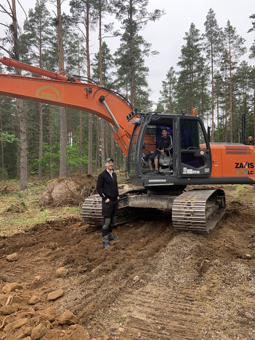 Sydveds inköpare Johan Olsson och grävmaskinist Kim Erdman, som jobbar åt M. Nykvist schakt och planering. Företaget är stationerat utanför Nybro.