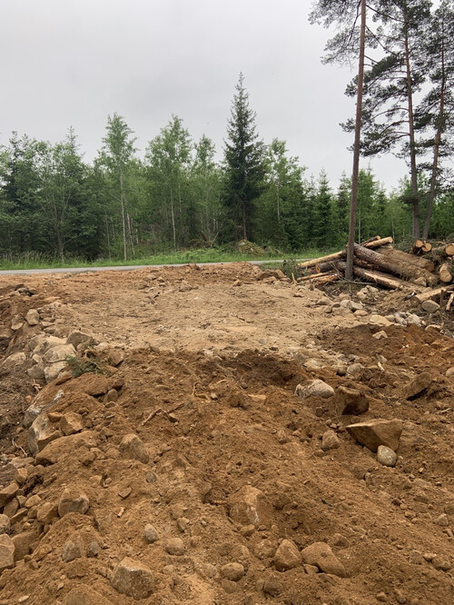 När Kim bygger ny väg försöker han att använda materialet som finns i backen så långt som möjligt, för att slippa transportera dit material.