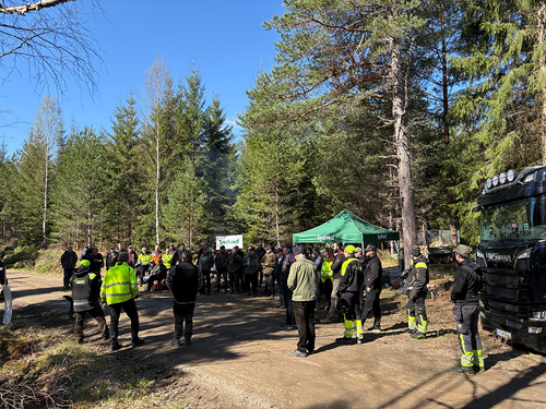 Besökare på skogsdagen i Brevens bruk