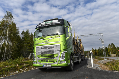 Virkesbilen kommer till terminalen i Stockaryd, och passerar den automatiska fotomätningen av virke.