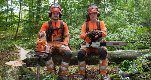 Johan Nygren, till vänster, och Roger Aldenhamn delar med sig av tips om hur man jobbar med motorsåg i skogen.