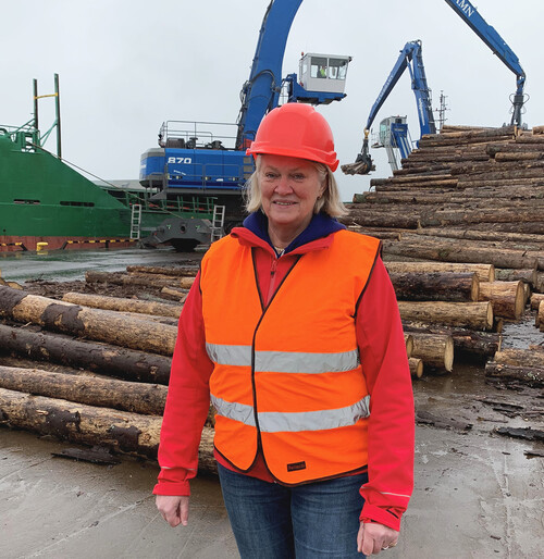 Logistiker Maria Ebbemar har full koll på flödena av barkborreskadat timmer från Sydveds distrikt i Falköping och Aspa.