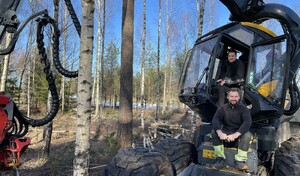 Fredrik Johnsson, skördarförare på A. Ringströms Skog AB och Joel Uvebrant.