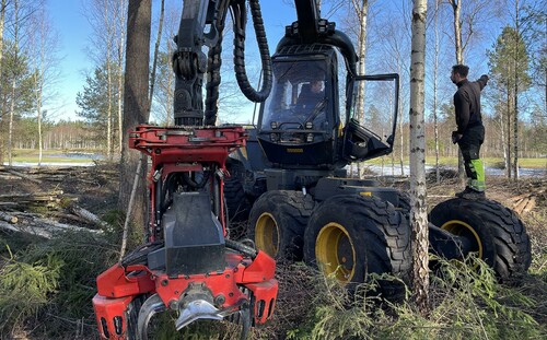 Joel Uvebrant instruerar Fredrik Johnsson för vad som ska utföras i nästa område.