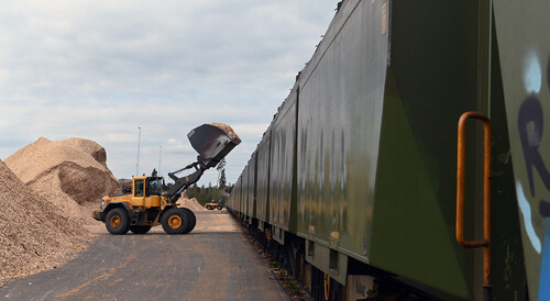 Lastning av flis på terminalen i Stockaryd.
