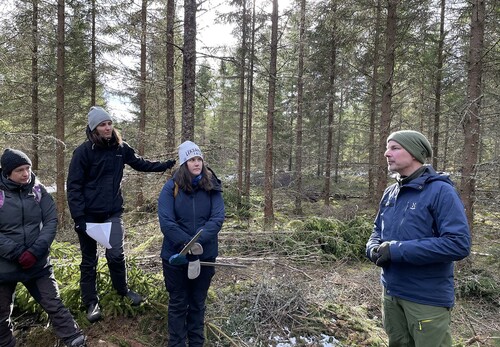 Sydvedaren Niklas Fogdestam förklarar för studenterna vilken naturvårdshänsyn vi tar i gallring.