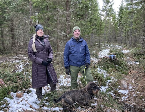 Niklas Fogdestam på Sydved, Anette Eilert på Linnéuniversitetet och Niklas strävhåriga tax.