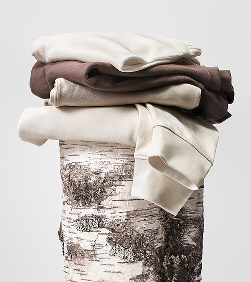 Vikta kläder på en stubbe av björk