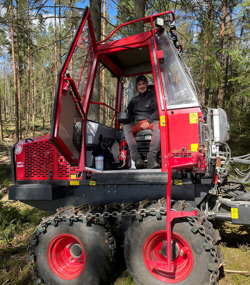 Här sitter Morgan Vidigsson, som också är ägare till maskinerna.