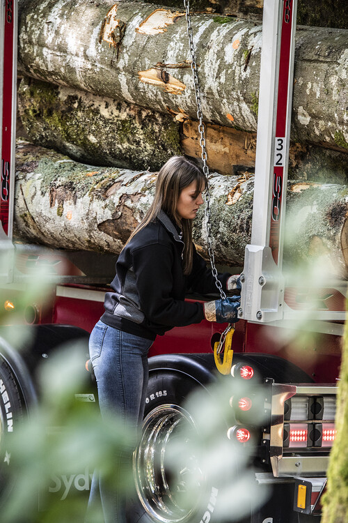 Före avfärd säkras lasten med kedjor.
