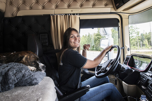 Hunden Chico är alltid med i hytten.