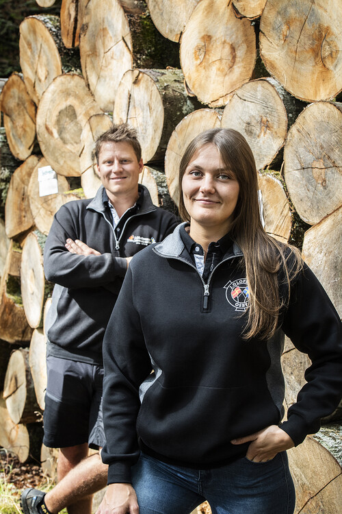 Johan Olofsson och Debbie Rosén turas om att köra samma timmerbil. Varannan vecka dag och varannan vecka natt. Ekipaget stoltserar med titeln ”Snyggaste timmerbil” från utställningen på Ljungbyhed.