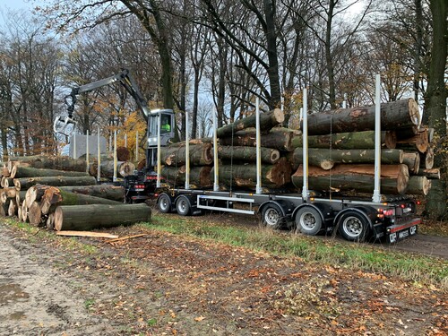Här är hela ekipaget är fullastat, med en vikt på cirka 64 ton. Observera att släpen är lastad med ”grovbok” som har betydligt lägre kvalitetskrav än boktimret.