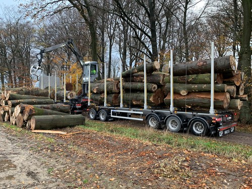 Här är hela ekipaget är fullastat, med en vikt på cirka 64 ton. Observera att släpen är lastad med ”grovbok” som har betydligt lägre kvalitetskrav än boktimret.