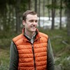 Virkesköpare Hampus står i skogen